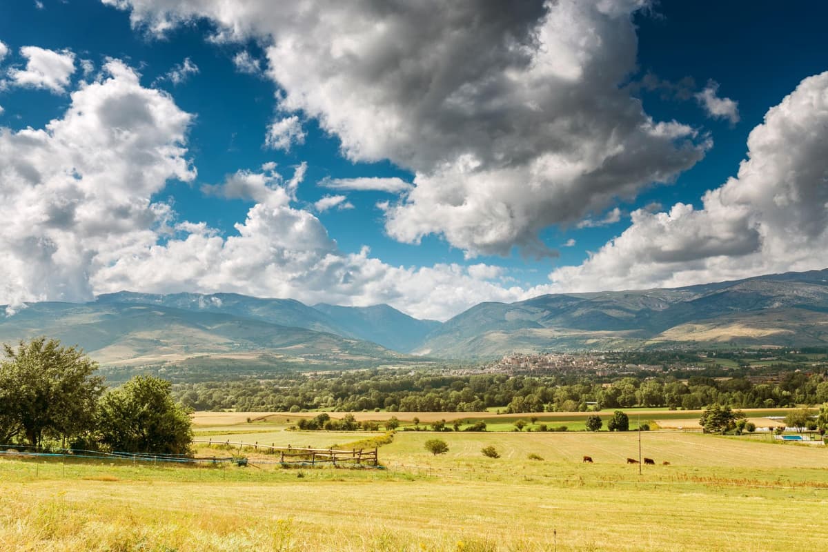 Els camps de la Cerdanya amb les muntanyes nevades