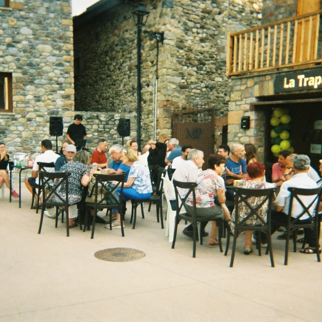 La terrassa de La Trapa plena de gent del poble