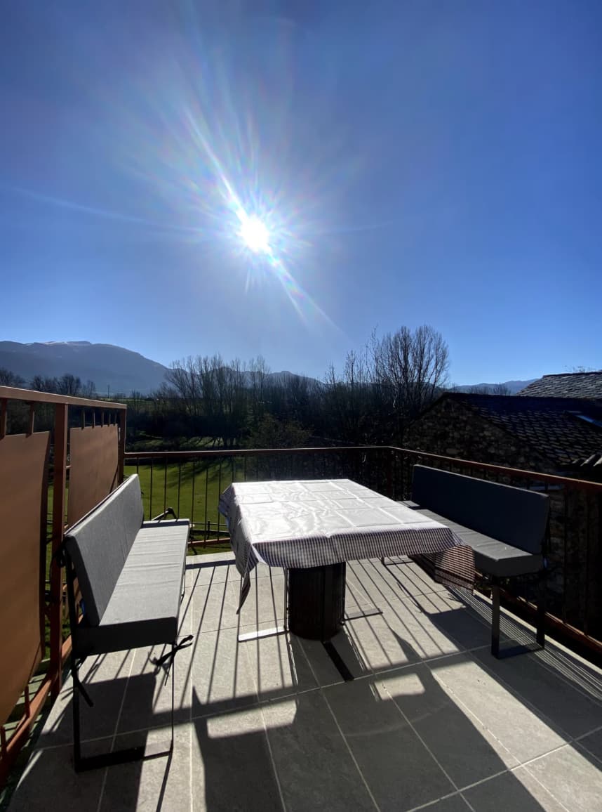 La terrassa, amb el sol de la Cerdanya