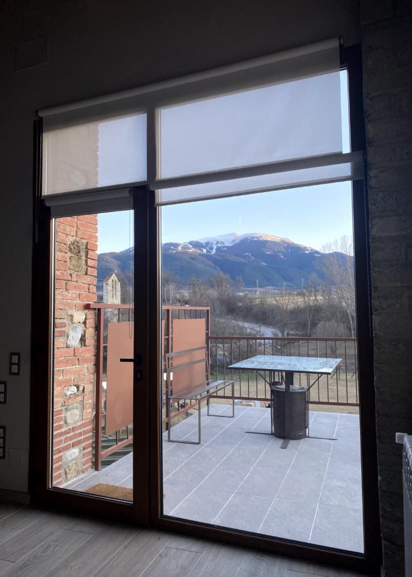 Vistes al campanar i al Pirineu des del finestral
