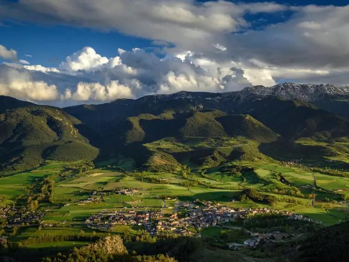 Vista aèria de la vall de la Cerdanya amb el Cadí-Moixeró al fons